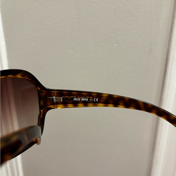 Oversized vintage Miu Miu tortoise sunglasses - Picture 5 of 6